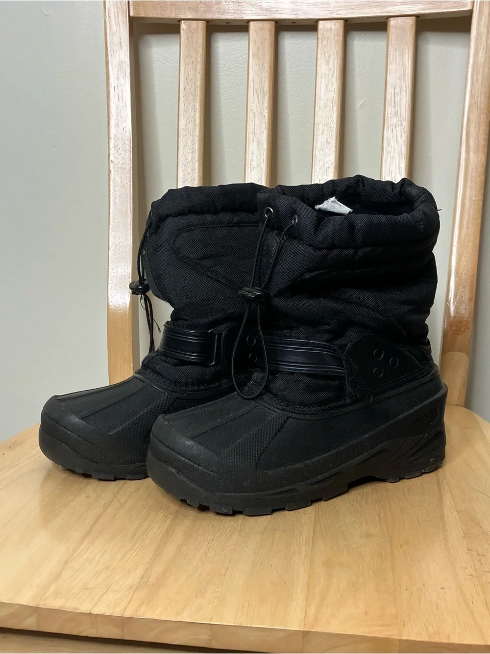 Kids black snow boots size 4 youth
